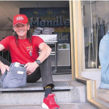 Kleiderladen lebt wieder auf - Armin Andermatt im Eingang seines neuen «Mendle machts möglich Jeans-Outlet und Secondhand». Morgen Mittwoch, 1. April, steht die Eröffnung an.
Bild: Annemarie Keusch