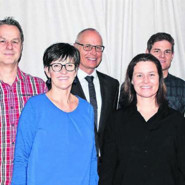 Auf Wechsel vorbereitet sein - Der neu formierte Vorstand freut sich auf ein erfolgreiches Geschäftsjahr: Urs Amhof, Stefan Huber, Trudy Strebel, Urs Rüttimann, Petra Heldstab, Marcel Lötscher, Mathias Müller, Stefan Amhof (von links). Bild: dv