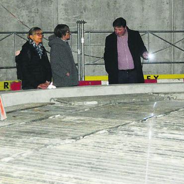Erster Einblick in den Saal - Der Gemeindesaal verfügt über einen zweiten Stock, der bestuhlbar ist. Die Galerie über dem Saal ist aktuell noch abgedeckt. Künftig wird man von hier in den Saal blicken können. Bilder: Roger Wetli