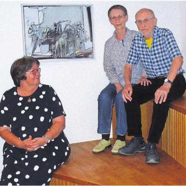 Ein stiller Kunstschaffender - Der Künstler Remo Roth mit seiner Partnerin Katharina Sigrist sowie der Ausstellungsleiterin Marianne Kürsteiner vor einem seiner bekanntesten Bilder, «Kreatur, in der Gegenwart verloren». Bild: Alphonse Hauser