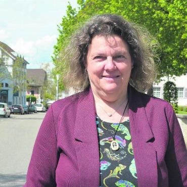 Mit ganz viel Herzblut - Noch parkieren Autos entlang der Marktstrasse. Am Samstag verwan- delt sich diese wieder zu einem lebendigen Markt. Ein intensiver und  spannender Tag für Marktchefin Annette Gerber.
Bild: Annemarie Keusch