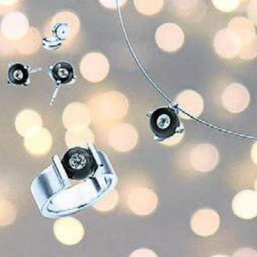 Exklusive Schmuckpräsentation von Humphrey Edelstahlschmuck - Diamanten in Glas wirken grösser und plastischer.