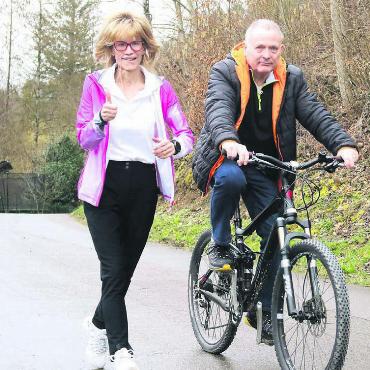 Zurück ins Leben gerannt - Daumen hoch. Der Laufsport war für die Jonerin immer eine Stütze. Jetzt wagt sie sich erstmals wieder an einen Wettkampf. Ihr Ehemann René unterstützt sie. Bilder: Josip Lasic, Archiv