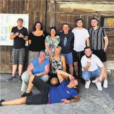Von Torwandschiessen bis Batik - Jugendarbeiterin Ines Hürst (liegend) mit Corinne Leupi, Katja Burkart, Besnik Halimi (vorne, von links) sowie Thomas Leupi, Viviane Emmisberger, Karin Brauchli, Marcel Brauchli, Enis Ljatifi und Bunjamin Ljatifi (hinten, von links).Bild: zg
