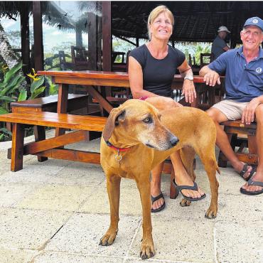 Ein halbes Leben im Paradies - Alle sind maximal entspannt. Hund Canela (zu Deutsch: Zimt) und die Lodge-Besitzer Alice und Bernie Iten. Bild: Stefan Sprenger