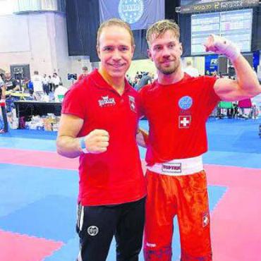 Zwei Medaillen für Cipriano - Coach Rocco Cipriano (links) freut sich mit seinem Sohn Roy über dessen zwei Medaillen. Bild: zg