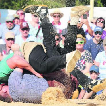 Der König bleibt auf dem Thron - Im Schlussgang bezwingt Joel Strebel (oben) zum zweiten Mal an diesem Tag den 150-kg-Eidgenossen Patrick Räbmatter und gewinnt nach 2018, 2022, 2023 auch 2024 das Guggibad.