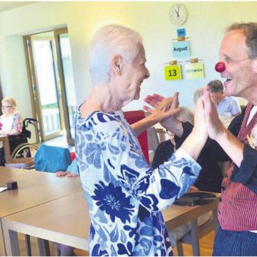 Mit Musik und Jugenderinnerungen - Musik ist einer der Schlüssel, mit denen Marcel Briand als Clown in der Pflegi Muri Erinnerungen an die Jugendzeit weckt. Bild: Thomas Stöckli