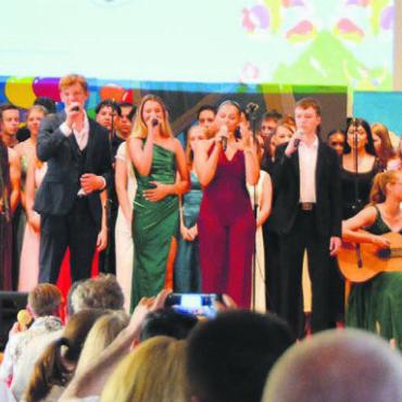 Abschied und Anfang in einem - «I follow rivers» zum Start und «Marmor, Stein und Eisen bricht» zum Abschluss. Die Schülerinnen und Schüler stellten auch ihr musikalisches Können unter Beweis. Bilder: Annemarie Keusch