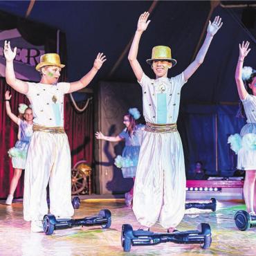 Eintauchen in 40 Jahre Biber - Auch das Hoverboard hat in der Manege Einzug gehalten zum 40-Jahr-Jubiläum des Jugend Circus Biber. Bilder: Annemarie Keusch / zg