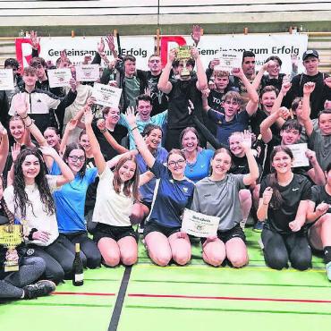 Mannschaftsbegegnungen auf Augenhöhe - Alle drei Siegerteams vereint: An der Unihockey-Night herrschte eine ausgelassene Stimmung. Bild: zg