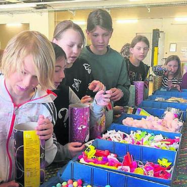 Tolle Woche erlebt - Ihre eigene Tischbombe füllen konnten die Kids, welche an der Fabrikbesichtigung in Schinznach-Dorf dabei waren. Bild: zg
