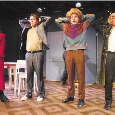 Die Freiheit der Irren - Die Irrenärztin (Esther Schweizer) enthüllt sich ihren Patienten (Urs Albrecht, Franky Weber, Hans Jörg Gygli v. l.) 
Bilder: Gianna Schläpfer