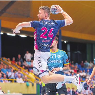 Mehrere Schritte vorwärts - Marc Bader im Duell gegen RK Velenje. Den Verein aus Slowenien konnte der HC Kriens-Luzern in der Qualifikation zur European League ausschalten. Bild: Richi Brandenberger