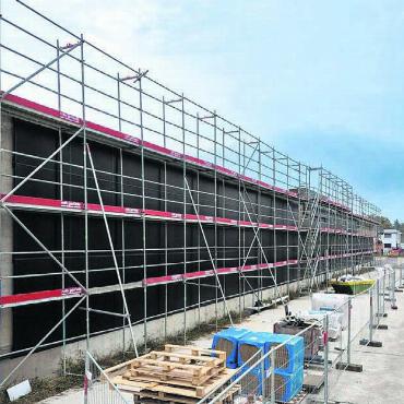 Ab Januar wieder bereit - Im Oktober wurde die Fotovoltaikanlage installiert – auf Ende Jahr sind die Bauarbeiten bei der Prüfhalle des Strassenverkehrsamts Aargau beendet. Bild: Kanton Aargau