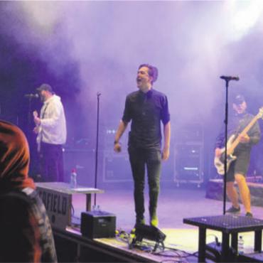 Laute Stimmen, krasse Gitarrenriffs - Das Mettlerfield bot in seiner fünften Ausgabe auch weniger rockige Klänge. Bild: vaw