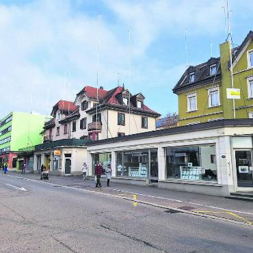 Ins Ortsbild integrieren - Das Baugesuch liegt auf, die Bauprofile stehen: An der Wohler Bahnhofstrasse geht es voran. Der Bezug der Wohn- und Gewerbefläche scheint im Herbst 2027 realistisch zu sein. Bilder: Monica Rast / pd