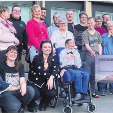 Spende von Auto- und Töfffans - Gemeinsam mit Klienten nimmt Peter Annen (stehend im Anzug) den Scheck der Auto- und Motorrad-Vereinigung entgegen.
Bild: zg