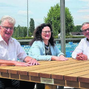 Neue Tisch-Bank-Garnitur - André Stierli, Maria Küng, und Marc Jordan (von links) bei der Übergabe. Bild: zg