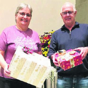 Eigene CD als Wunsch - Ein Geschenk für die Erfüllung eines Traums: Dirigentin Bea Buob und Präsident Roger Wipf wollen Spendern etwas überreichen. Bild: zg