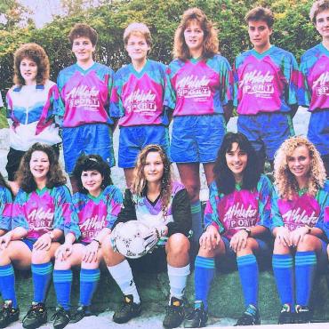 Saison 1993/1994, die damalige 1. Frauenmannschaft unter der Leitung von Freddy Bachlmayr. Reihe unten, von links die Dritte: Rita Zülle. Bilder: Britta Müller