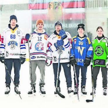 Alle Arten von Freude - Sieben Profis kamen nach Wohlen zum Swiss Ice Hockey Day (von Links): Christof von Burg, Fabrice Herzog, Yannick Zehnder. Sven Leuenberger, Anabel Kreutzer, Xenia Kreutzer, Yannick Weber.