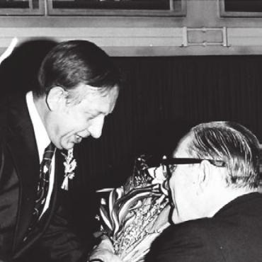 «Einmalig auf der ganzen Welt» - 1976: Gemeindeammann Rudolf Knoblauch gratuliert Initiator Guido Bruggisser.