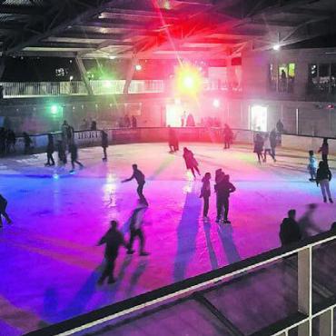 Neuer DJ am Mischpult - Die Eisdisco der Jugendarbeit ist bei allen Altersgruppen beliebt. Bild: zg