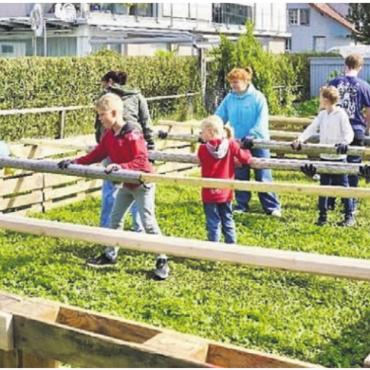 Gemeinschaft und Natur erleben - An Ideen mangelt es nie. Das Jubiläum feierten Jungwacht und Blauring Muri auch mit einem selbst gebauten Menschenkicker.