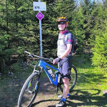 Die Ideen gehen ihm nie aus - Markus Büchi auf dem höchsten Punkt des Lindenbergs. Weil die Temperaturen zu tief sind, um draussen zu biken, verlegte er die Sammelaktion zugunster kranker und beeinträchtigter Kinder kurzerhand ins Murianer Fitnesscenter Bodystation. Bild: Archiv
