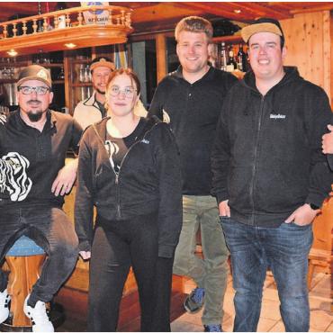 Nicht zu überhören - Die diesjährige Sousiwanderung organisieren: (v. l.) Patrick Mairinger (OK-Präsident), Jean-Marc Berchtold (Initiant), Fabian Stalder (Präsident Sädelgeischter), Sarah Gander, Pascal Käppeli, Christoph Fankhauser, Patrick Reichmuth (Präsident Sousiwanderung), hinter der Bar Severin Wertli. Bilder: Roger Wetli / zg