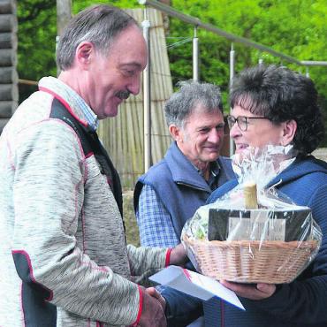 Sein Herz schlägt für den Wald - Die Präsidentin der Betriebskommission Milly Stöckli übergibt dem Jubilar Andi Budliger ein kleines Geschenk. Bilder: Annemarie Keusch
