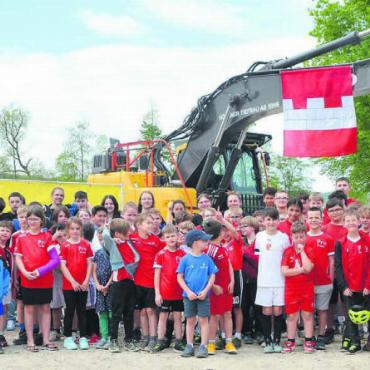 Halle in acht Monaten gebaut - Einen grossen Moment der Freude gabs am offiziellen Spatenstich am 1. Mai. Der nächste, wohl noch grössere, folgt am Samstag mit der offiziellen Eröffnung der Trainingshalle. Bilder: Archiv