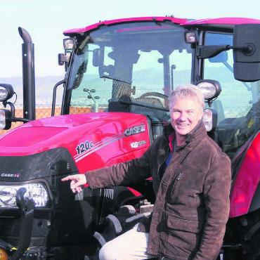 Der Traktor ruft - Rolf Mäder freut sich auf die diesjährige Ausstellung. Bild: pf