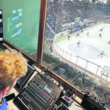 Der Lange und der Würfel - Ausblick aufs Eis: Peter Lang (ganz links) und die Crew am Arbeitsplatz im «Tower».