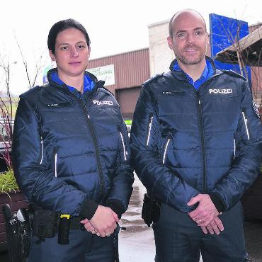 Zwei Gesichter für die Jugendpolizei - Lorena Vergari und Marco Moreno teilen sich neu die jugendpolizeilichen Aufgaben in den 18 Gemeinden, welche die Repol Muri abdeckt. Bild: tst