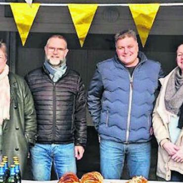Erstmals miteinander angestossen - Der Gemeinderat und der Gemeindeschreiber, von links: Peter Suter, Hanna Hoenig, Oliver Stöckli, Herbert Brunner, Johanna Jutz und Thomas Isler. Bild: zg