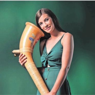 Made in Switzerland durch Zürcher Blechbläser - Lisa Stoll bereichert das Konzert mit ihrem Alphorn. Bild: zg