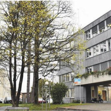 Noch ist ein wenig Geduld gefragt - Nun liegt das Baugesuch öffentlich auf: Die Profile stehen und diese verdeutlichen, dass doch ein paar Bäume weichen müssen. Bilder: Daniel Marti / pd
