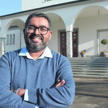 Mit grosser Lust auf Neues - Kaplan Biju Scaria vor der katholischen Kirche in Muri – er fühlt sich wohl in seinem neuen Wirkungsgebiet. Bild: Annemarie Keusch