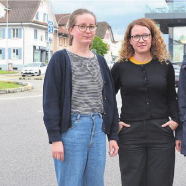 Sicherheit über allem - Lea Küng, Muriel Weibel und Valérie Weibel (von links) beim Kreisel in Muri. Bild: ake