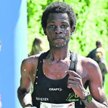 Sieger am Osterlauf: Eric Muthomi Riungu von der LA Mutschellen. Bild: awa