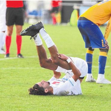 Sich selbst geschlagen - Wohlens Kevan Dalvand sackt nach dem Spiel enttäuscht zu Boden. Ihm unterliefen wie mehreren seiner Mitspieler einige folgenschwere Fehler, die zu Gegentoren und der Niederlage führten. Bild: Josip Lasic
