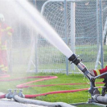Breites Feuerwehr-Handwerk - Für den «durstigen» Wasserwerfer kommt in Islisberg gar nicht genug Wasser nach.