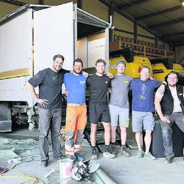 Fleissig und motiviert. Ein grosses Team sanierte den Speakerwagen. Bild: zg
