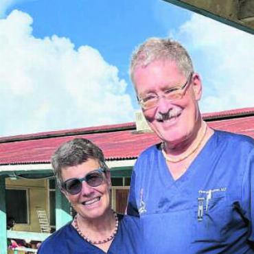 Wo einfach alles anders ist - Ruth und Thomas Furrer vor dem Kilu‘ufi-Spital auf Malaita. Bild: zg