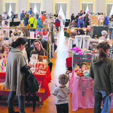 Alles ist selber gemacht - Die ganze Bandbreite an kreativen Arbeiten boten die 45 Ausstellerinnen und Aussteller am Kreativmarkt im Festsaal. Bilder: Annemarie Keusch