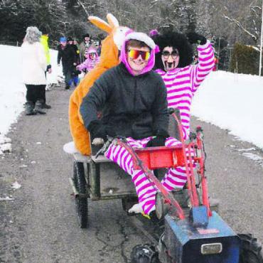 Mit Fasnacht infiziert - Ideen muss man haben: Eine Gruppe fuhr den Marsch mit einem Einachser-Traktor.