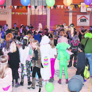 Fasnacht für ein Jahr gesichert - Bunt, laut, schrill: An der Kinderfasnacht in Arni feierten die Kinder gemeinsam mit ihren Eltern die fünfte Jahreszeit. Bilder: zg / Celeste Blanc
