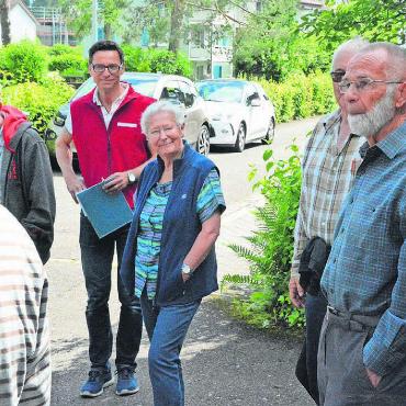 Eigener kleiner Stromkreislauf - Walter Ehrensperger (rechts) und seine Frau Barbara haben seit Mai 2023 eine bidirektionale Ladestation. Diese machten sie für einen Anlass vom Muri Energie Forum zugänglich. Bilder: Celeste Blanc
